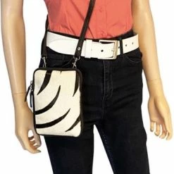 Goedkoop 😍 Beste deal ⌛ Arrigo Leren Telefoontasje Dames Met Een Verstelbare Schouderband - Zwart Met Dierenprint -Telefoon Hoesje 🌟 🥰 -Tassen-dames Verkoop 359x840 1