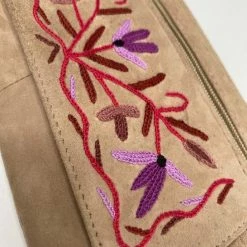 Flash-uitverkoop 🔥 Goedkoopste 🔥 Merkloos Dames Polstas Suède Leer - Bruine Damestas Met Handgeborduurd Bloemenpatroon In Paars - Riemtasje 🎁 🎉 -Tassen-dames Verkoop 546x840 2