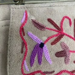 Flash-uitverkoop 🔥 Goedkoopste 🔥 Merkloos Dames Polstas Suède Leer - Bruine Damestas Met Handgeborduurd Bloemenpatroon In Paars - Riemtasje 🎁 🎉 -Tassen-dames Verkoop 546x840 3